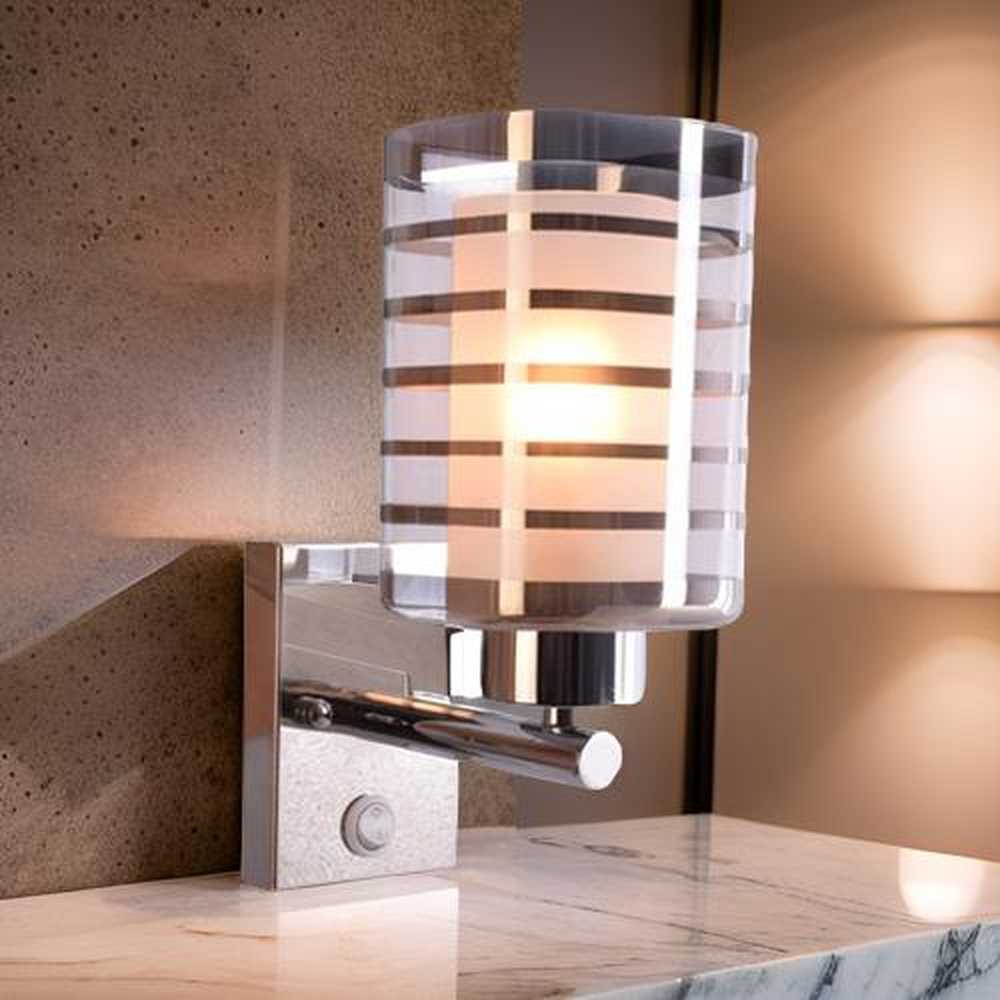 Chrome Wall Light with Silver Lines Glass Shade, E27